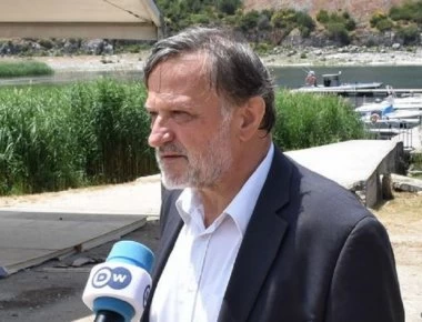 Βουλευτής ΣΥΡΙΖΑ προς ιερέα που διαμαρτυρήθηκε για τη Μακεδονία: «Είσαι τραμπούκος»!